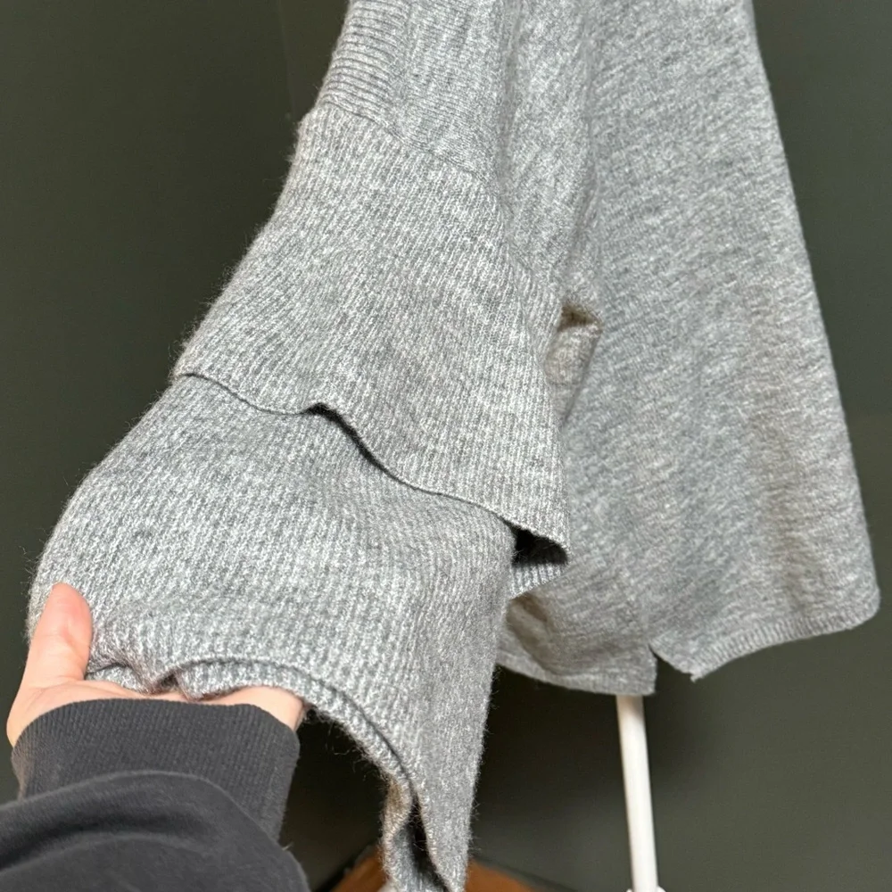 Umgee USA Sweater Women’s Medium Gray Ruffle Bell Sleeve Cozy Knit - Picture 2 of 7